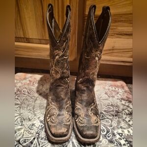 Circle G Distressed Brown Leather Boots